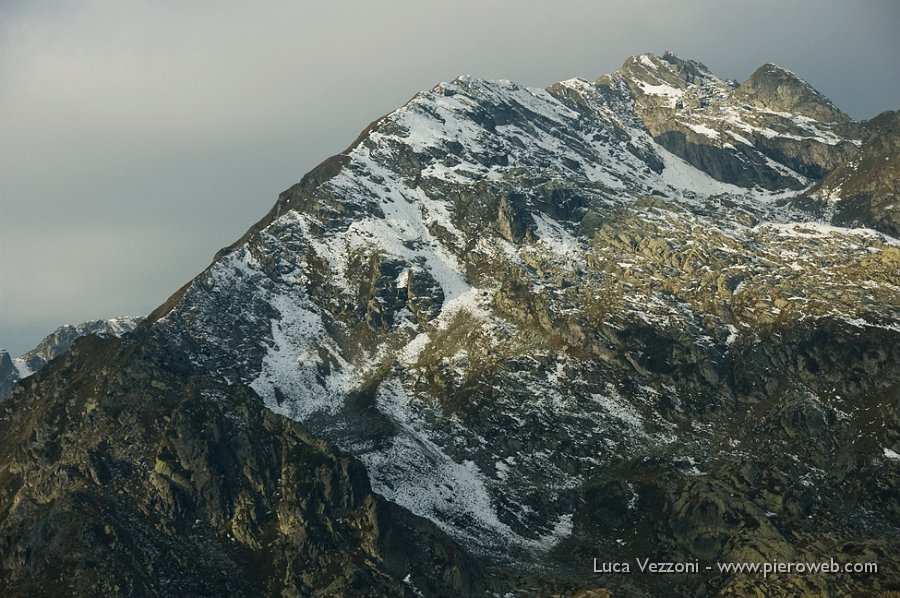 4- Monti Colombarolo e Ponteranica orientale già innevati.jpg